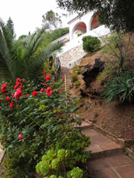 Steps from the house to the pool